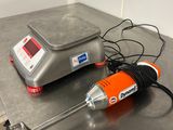 deux machines posées sur une table