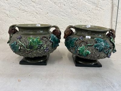 deux vases superposés sur une table