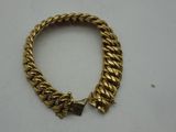 un bracelet en or muni d'un fermoir