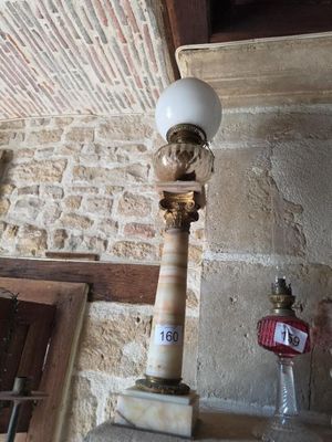 une lampe posée sur une table dans une pièce