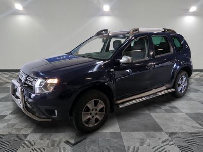une photo d'un 4x4 bleu garé dans un garage