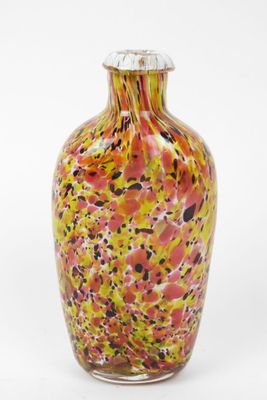 vase en verre jaune, rouge et noir sur fond blanc