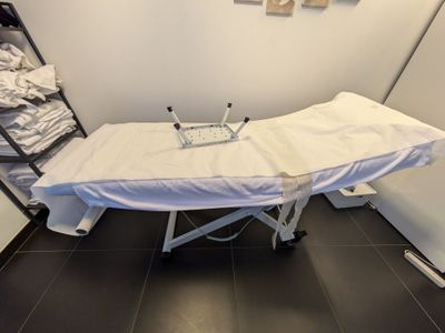 une table blanche recouverte d'un linge blanc dans une pièce