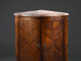 une armoire ancienne en bois, avec un plateau en marbre et deux portes