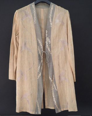 Sortie de bain ou tunique beige en soie (?), à décor de fleu…