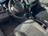 l'intérieur d'une voiture avec un volant et un tableau de bord