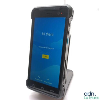 un téléphone portable posé sur un support