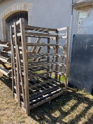 un tas de palettes en bois devant un bâtiment