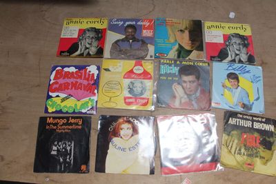 beaucoup de livres de musique sur la table