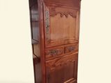 une grande armoire en bois avec un tiroir en dessous