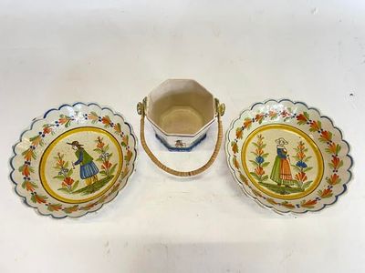 deux assiettes et un bol posés sur une table