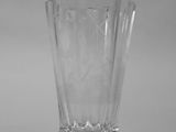 photographie en noir et blanc d'un vase en verre posé sur une table