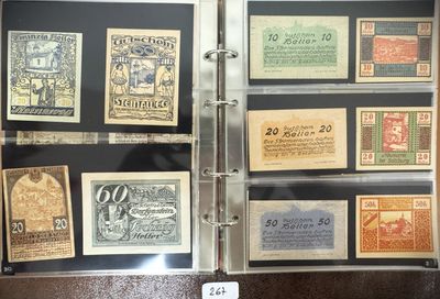 de nombreux timbres anciens exposés dans une vitrine