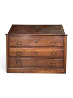 Commode scriban en bois naturel, ouvrant par trois tiroirs e…