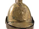 un vieux casque en laiton surmonté d'un lion