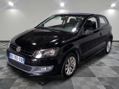 la volkswagen polo noire est garée sur un carrelage à carreaux