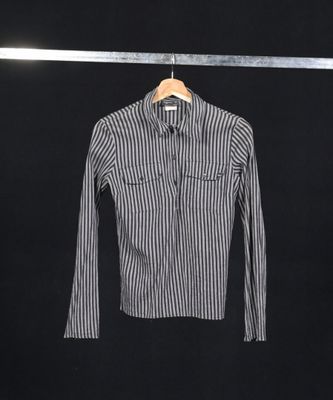 une chemise à rayures noires et blanches suspendue à une corde à linge