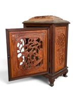 ASIE. Petit cabinet ouvrant par un vantail à décor ajouré et… (photo 2)