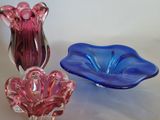 deux vases en verre posés sur une table l'un à côté de l'autre