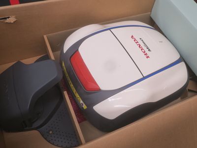 un robot dans une boîte avec une souris à l'intérieur