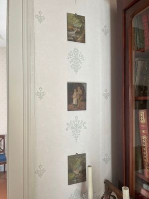 des photos accrochées au mur d'une bibliothèque dans une pièce