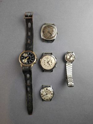 a lot of watches that are sitting on a table