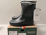 une paire de bottes de pluie posée sur une boîte
