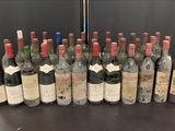 plusieurs bouteilles de vin sont alignées sur une table