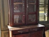 un vaisselier en bois dans un coin du salon