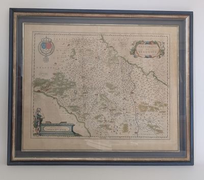 une image représentant une carte accrochée au mur