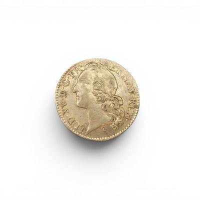 une image d'une pièce d'or sur une surface blanche