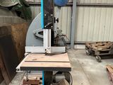 une machine posée sur une table dans une pièce