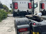 deux camions garés l'un à côté de l'autre sur la terre battue