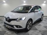 la voiture blanche est garée sur un sol en damier dans le garage
