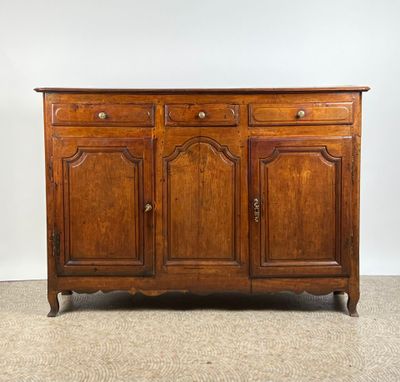 un buffet ancien en chêne avec deux tiroirs et deux portes