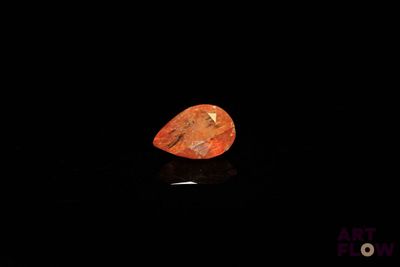 un losange orange et noir sur un fond noir