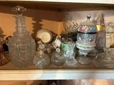 une étagère remplie de vases en verre et d'autres objets décoratifs