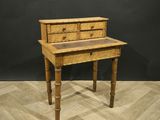 un vieux bureau en bois surmonté de deux tiroirs