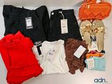 un tas de vêtements et une paire de sandales posés sur une table