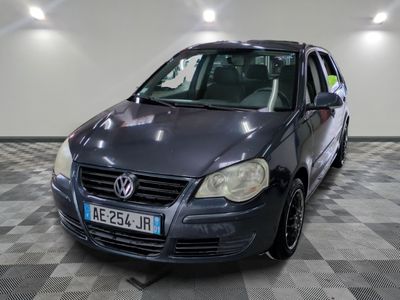 une voiture grise garée dans une pièce
