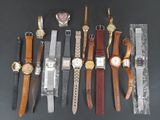 un grand nombre de montres posées sur une table