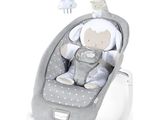une balancelle pour bébé avec une peluche dedans