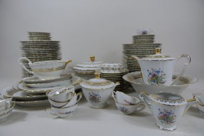 beaucoup d'assiettes, de tasses et de soucoupes sur la table
