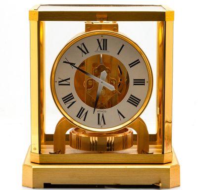 une horloge en or avec des chiffres romains