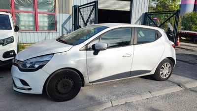 une voiture blanche garée devant un bâtiment