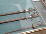 une vitrine en verre dans laquelle sont exposés plusieurs outils anciens