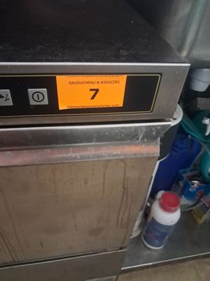une photo d'un lave-vaisselle en acier inoxydable sur lequel figure le chiffre 7