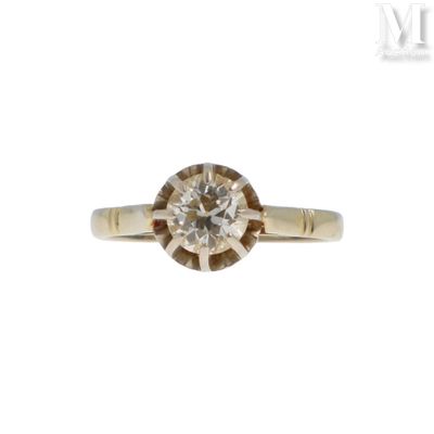 gros plan d'une bague en diamant sur fond blanc