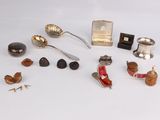 un grand nombre d'objets posés sur une table