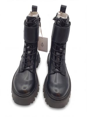 des bottes en cuir noir à lacets et à semelles en caoutchouc sur fond blanc